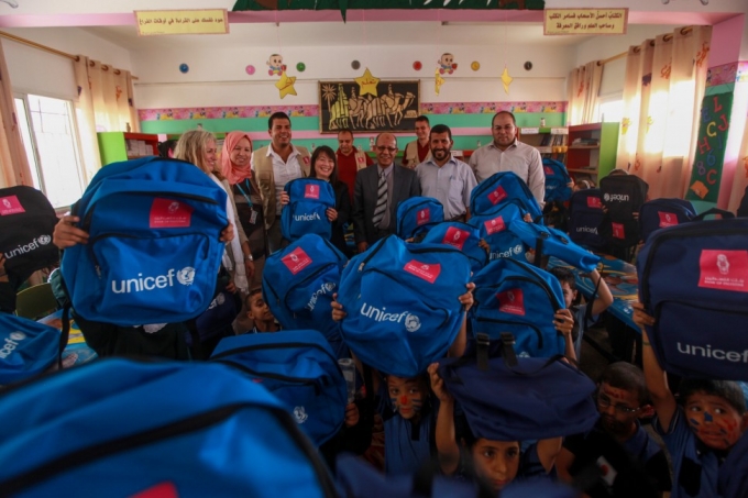 بنك فلسطين يقدم 10 آلاف حقيبة وزي وأحذية لطلاب المدارس في قطاع غزة تزامنا مع بدء الفصل الدراسي