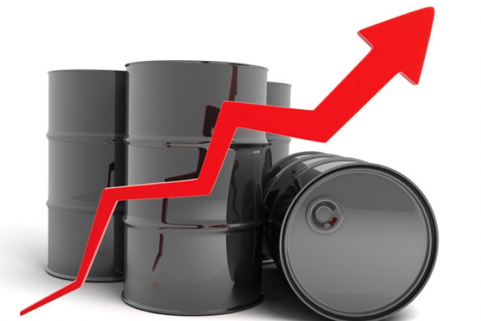 النفط يواصل مكاسبه بفضل تراجع الأسهم الأمريكية