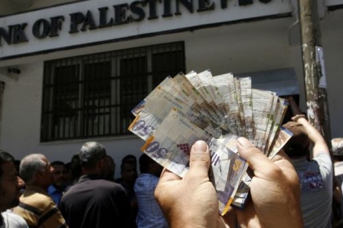 صرف دفعة مالية بنسبة 45% لموظفي غزة الأحد