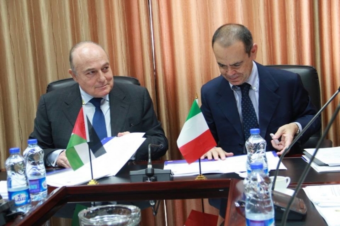 وزير المالية والقنصل الايطالي يوقعان اتفاقية بقيمة 15 مليون يورو
