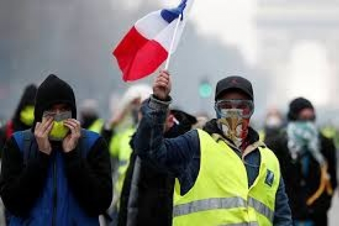 60 ألفا شاركوا في احتجاجات &quot;السترات الصفراء&quot; في فرنسا