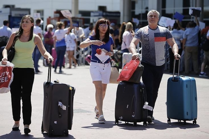 أول قافلة سياح روسية تصل تركيا منذ نوفمبر وإدارة المطار تستقبلها بالورود