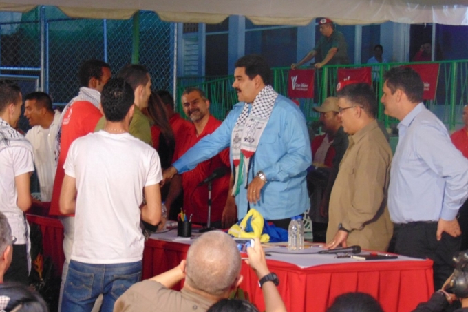 الرئيس الفنزويلي نيكولاس مادورو يستقبل طلاب فلسطين
