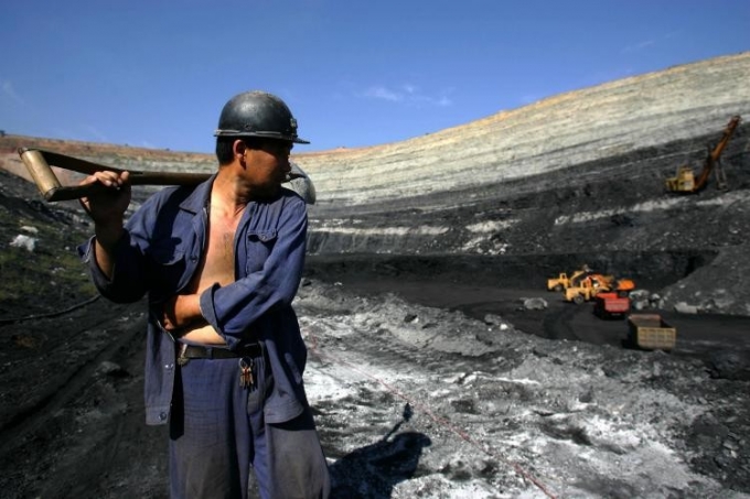 الصين تتوقع الاستغناء عن 1.8 مليون عامل في قطاعي الفحم والصلب