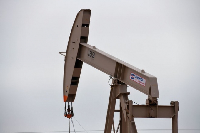 النفط يرتفع بعد تقرير انخفاض للمخزونات الخام الأمريكية