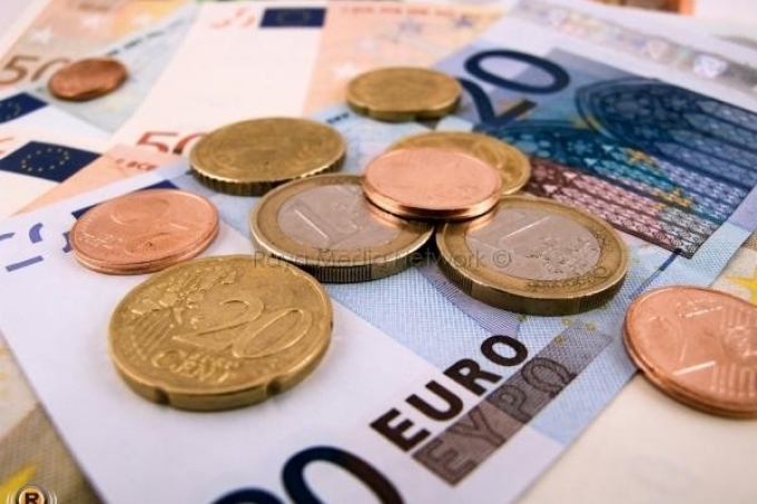  اليورو يهبط ألي أدنى مستوى له في ثلاثة اسابيع امام الدولار