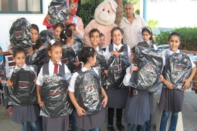 المشروبات الوطنية كوكاكولا/كابي توزع اكثر من 5000 حقيبة مدرسية