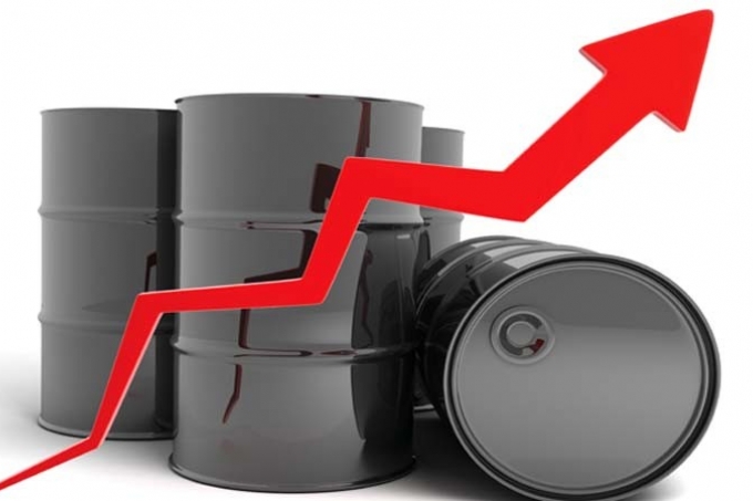 النفط يرتفع للمرة الأولى في 8 أيام بعد انخفاض المخزون الأمريكي