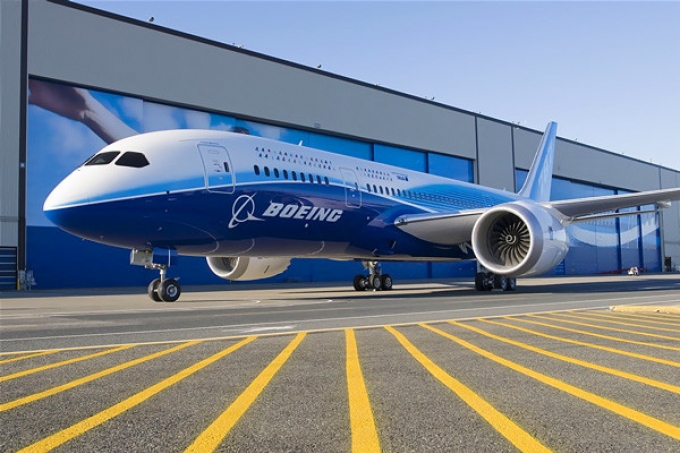 بوينغ تخفض إنتاج طائرتها الجامبو 747 إلى النصف