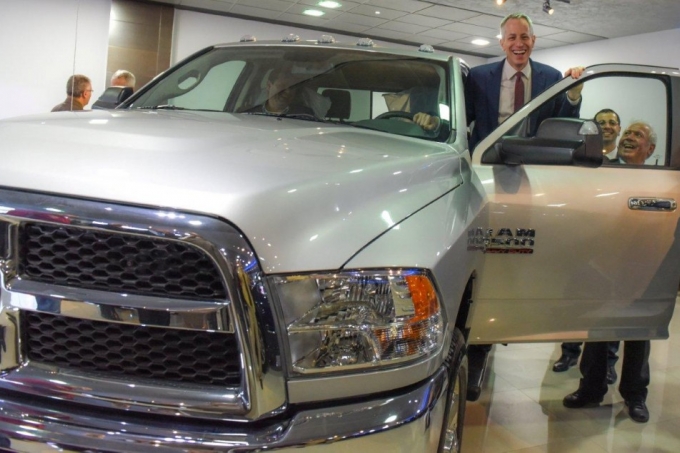 القنصل الأمريكي العام مايكل راتني يشارك في افتتاح شركة لبيع السيارات الأمريكية/الإيطالية المشتركة بالخليل