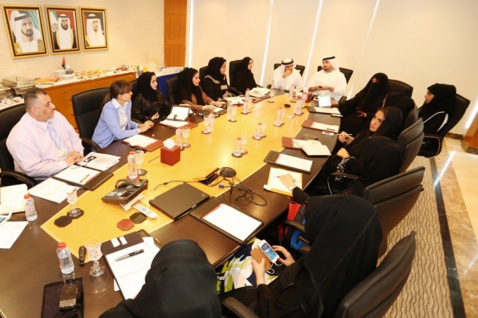 هيئة كهرباء ومياه دبي بالتعاون مع هيئة تنمية المجتمع تدرب موظفيها على استخدام لغة الإشارة