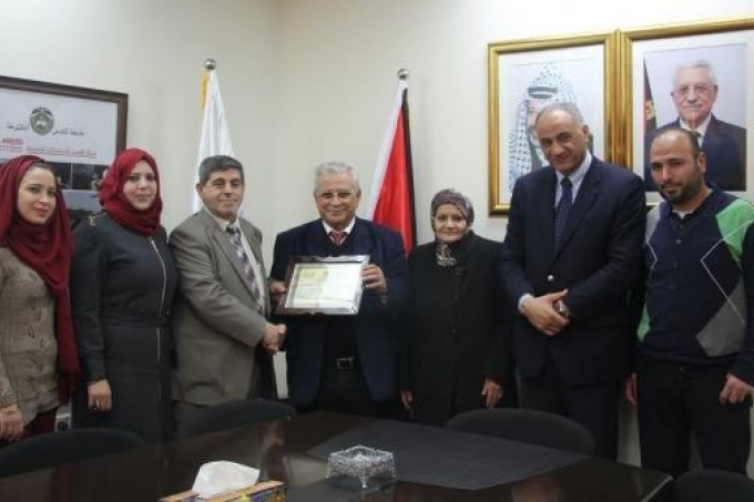 جمعية رعاية شؤون الطلبة الخيرية تكرم رئيس جامعة القدس المفتوحة