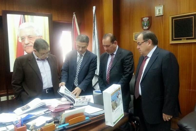 البنك الإسلامي العربي يعزز علاقاته مع بلدية نابلس والمستشفى العربي في نابلس