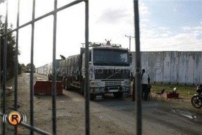 ادخال نحو 230 شاحنة وضخ سولار لمستشفيات غزة 