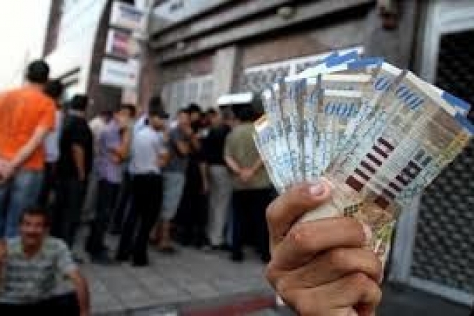 مالية غزة تصرف رواتب موظفيها بدءا من اليوم