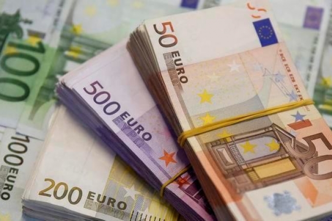 اليورو يستقر دون 1.10 دولار قبل اجتماع المركزي الأوروبي