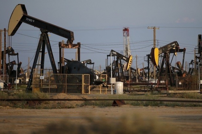 النفط يرتفع باتجاه 50 دولارا والخام الأمريكي يسجل أعلى مستوى في 7 أشهر