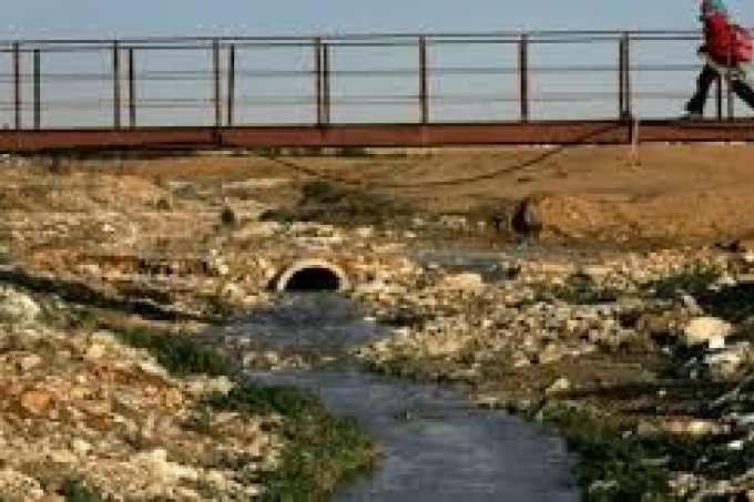 مياه المستوطنات العادمة تفاقم مشكلة تلوث مياه الينابيع بمناطق الضفة