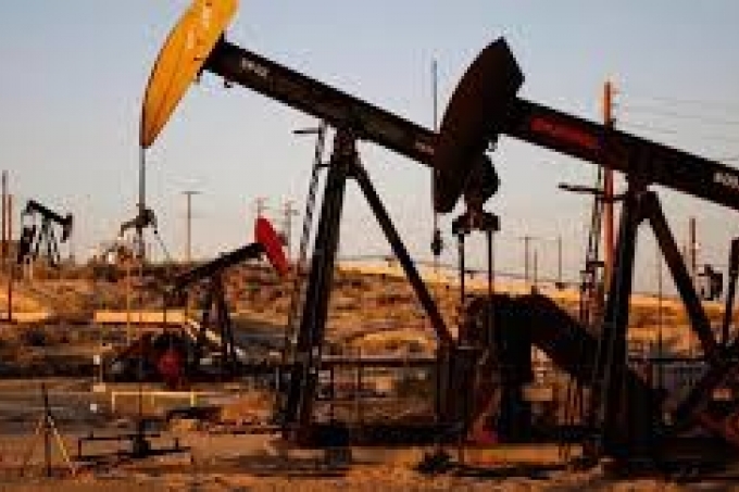 النفط يهوي 3% بعد زيادة المخزونات الامريكية بأربعة أمثال التوقعات