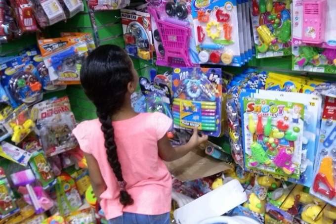 العيد يشعل أسعار ألعاب الأطفال في مصر