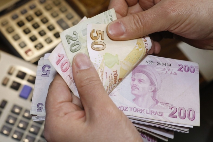 الليرة التركية تتهاوى بعد قرار المركزي تثبيت أسعار الفائدة