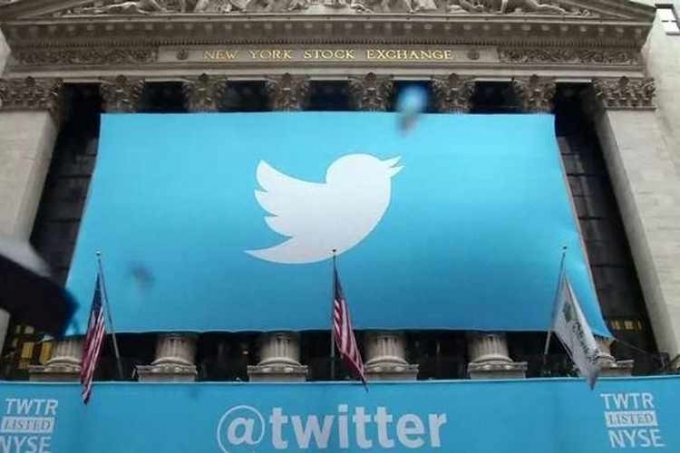تويتر يحظر حسابات المستخدمين بالخطأ
