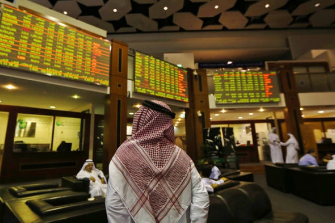 تباين بورصات الشرق الأوسط وأسعار النفط تدفع بعض الأسهم للصعود