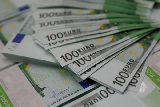 اليورو يهبط لأدنى مستوى في 2018 مع صعود الدولار بدعم قرار ترامب