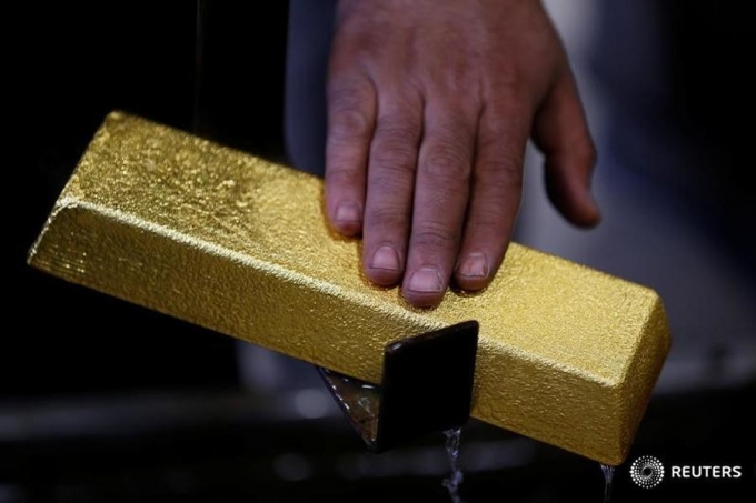 الذهب يرتفع مع هبوط الدولار لكن تنامي فرص رفع الفائدة يقيد المكاسب