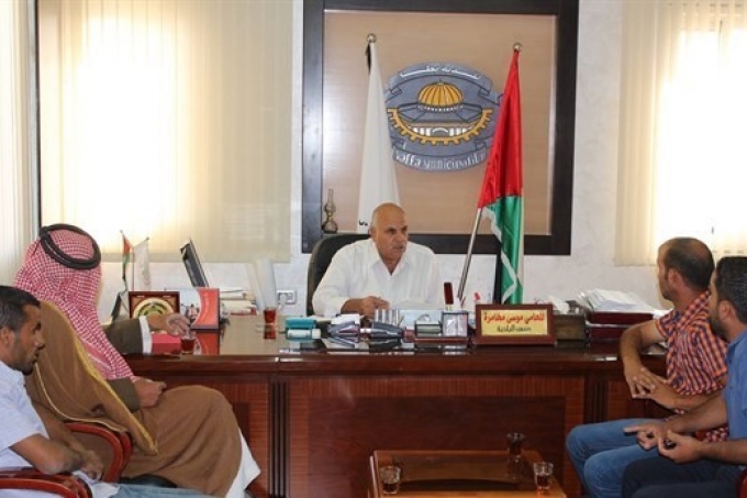 بلدية يطا تبحث تنفيذ مشاريع في التجمعات البدوية