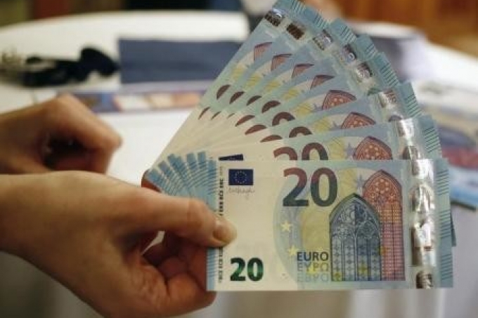 اليورو يواصل خسائره بعد أنباء إطلاق نار في مركز تجاري في ميونيخ