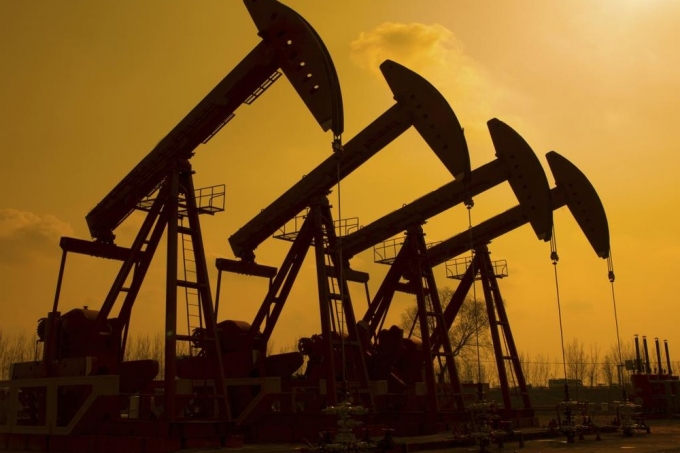 أسعار النفط تواصل تسجيل المكاسب مع زيادة التكهنات بانخفاض إمدادات الخام