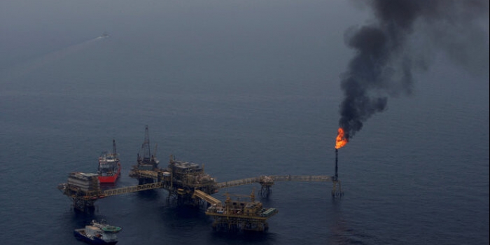 النفط يرتفع لكن يتكبد خسارة أسبوعية مع تخفيف الصين لقيود كوفيد